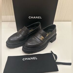 Chanel 23A CC Platform Loafers Black Quilted Leather size 38.5